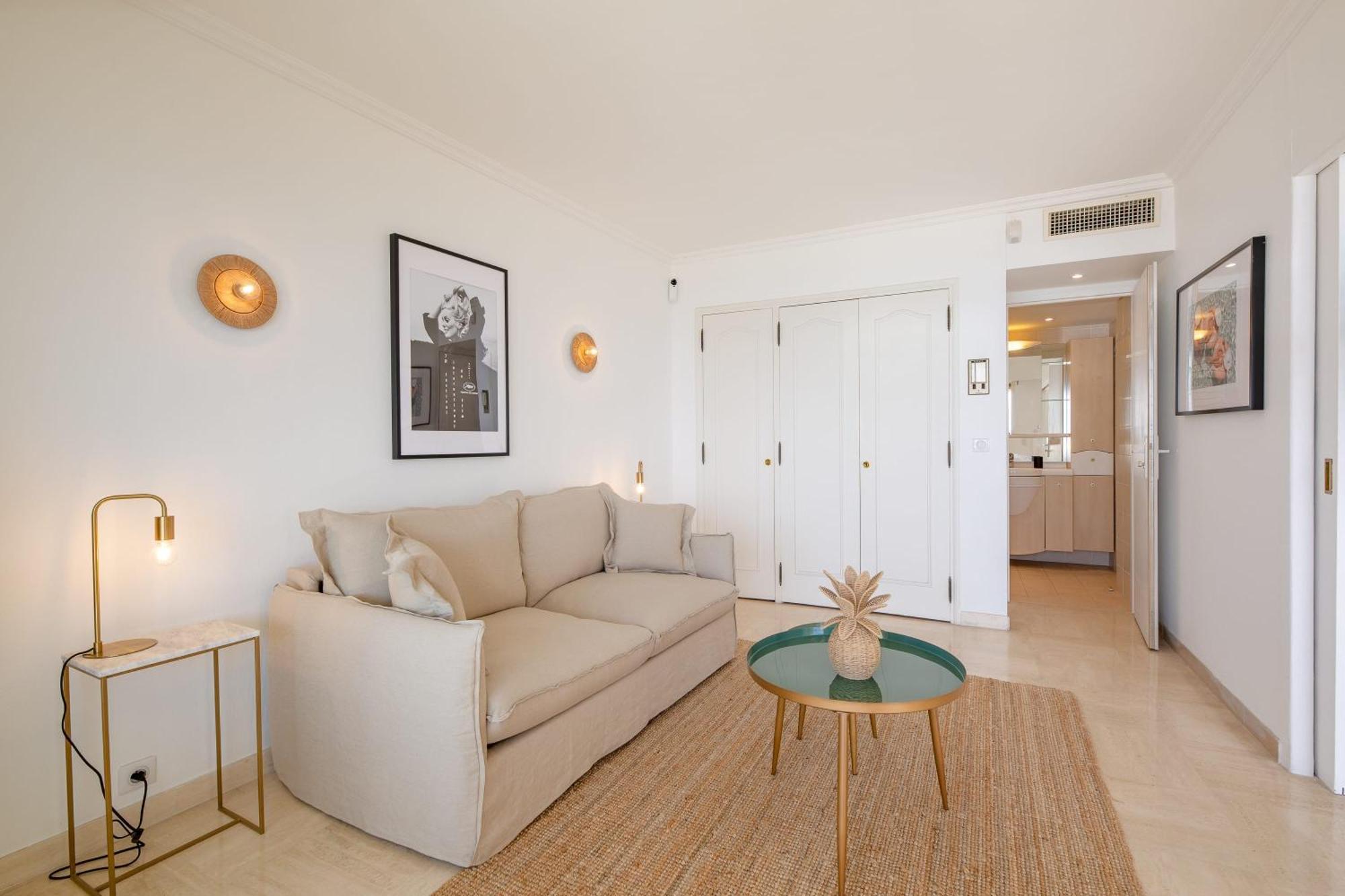 Georges Iii - With Panoramic View Of Apartment Cannes