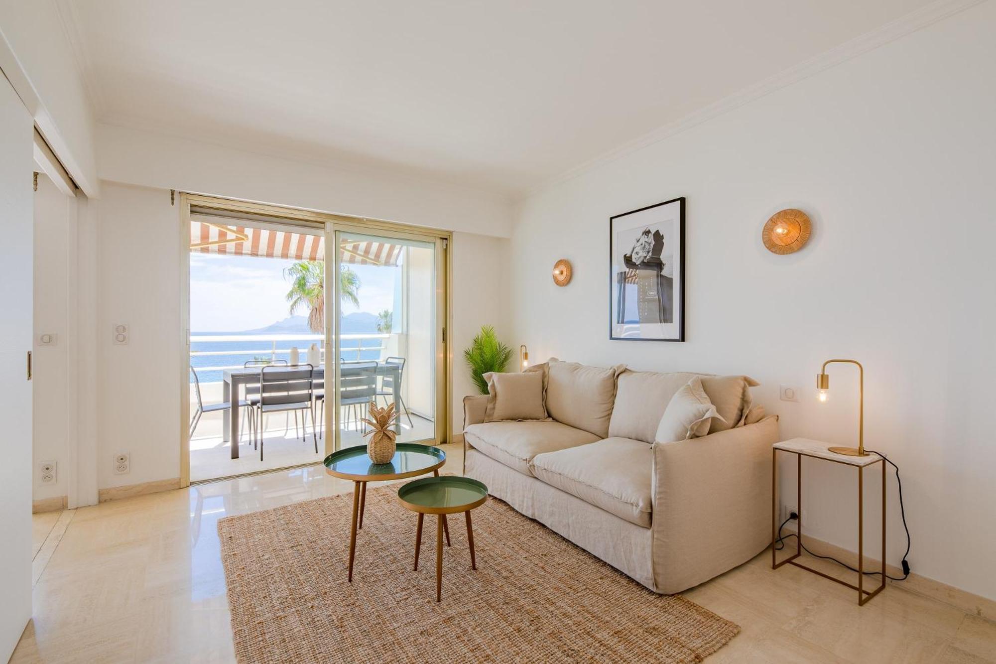Georges Iii - With Panoramic View Of Apartment